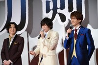 お菓子を配る鈴木拡樹の姿を再現する荒牧慶彦（中央）。