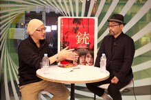 武正晴（右）と、MCの森直人（左）。