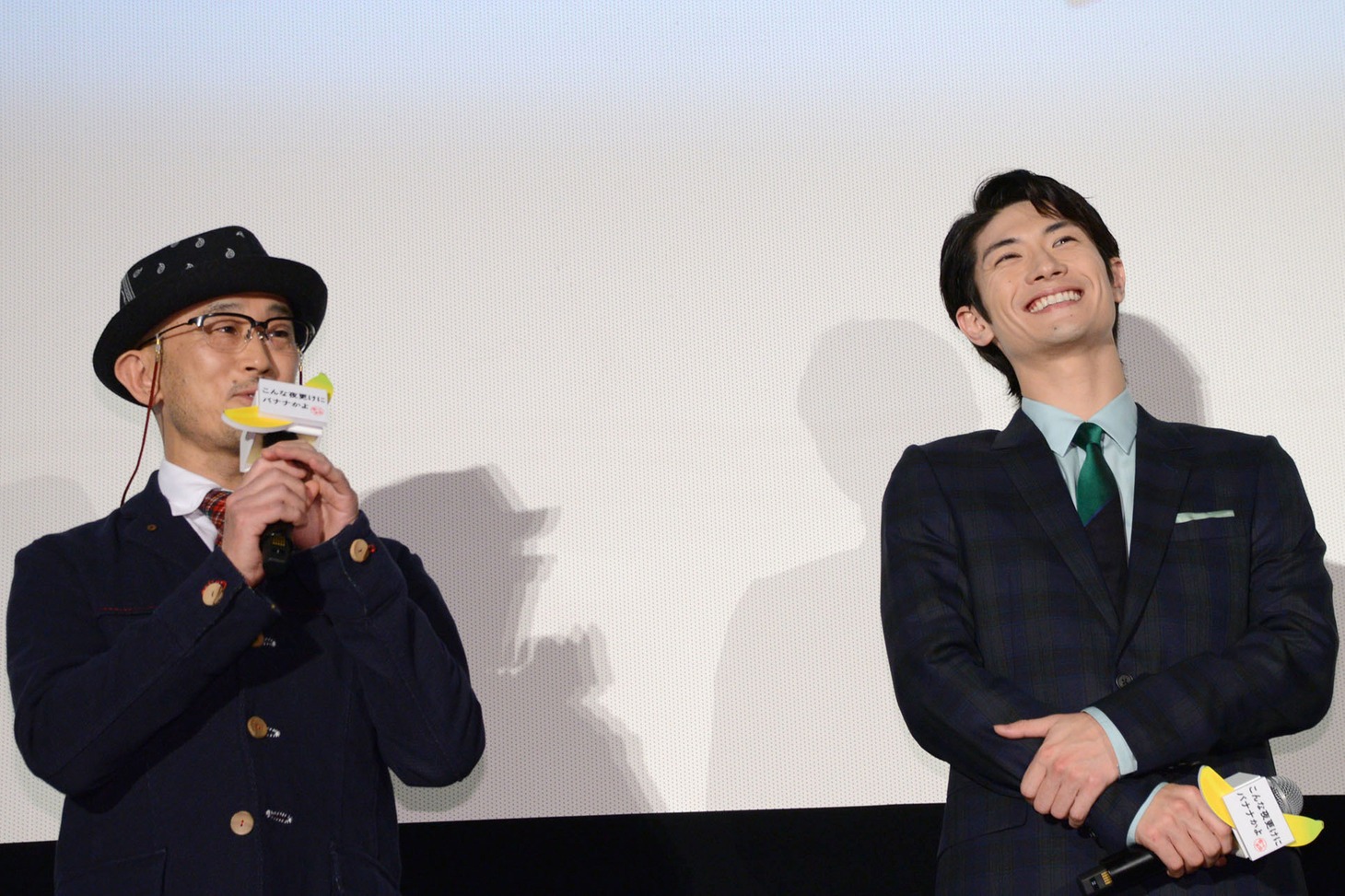 左から前田哲、三浦春馬。