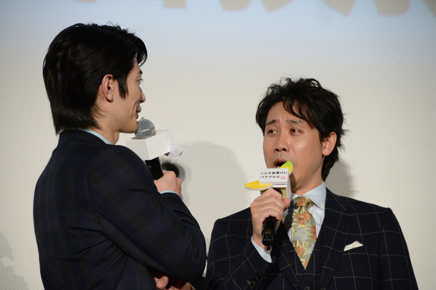 三浦春馬（左）につっかかる大泉洋（右）。