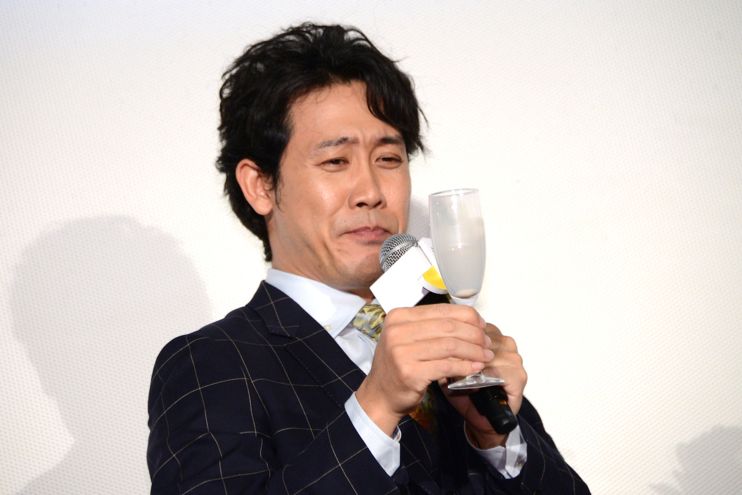 バナナジュースを飲み干した大泉洋。