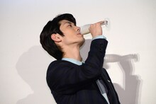 バナナジュースを飲む三浦春馬。