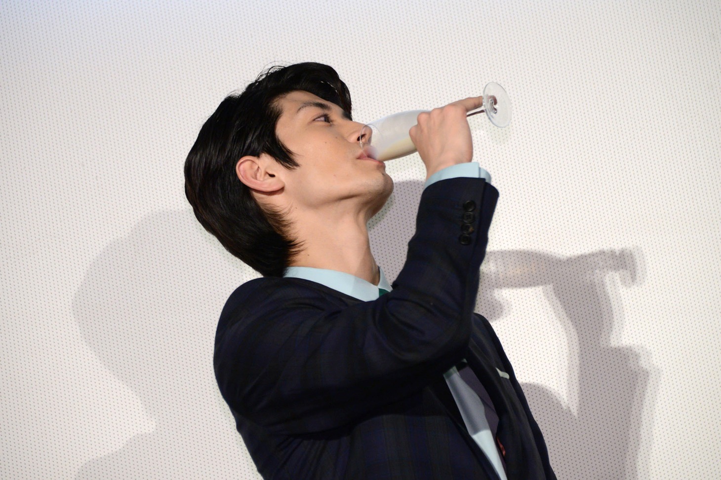 バナナジュースを飲む三浦春馬。