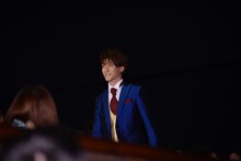 客席通路から入場する鈴木拡樹。