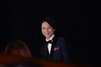 客席通路から入場する北村諒。