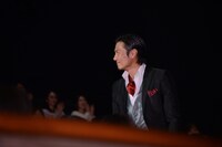 客席通路から入場する岩永洋昭。