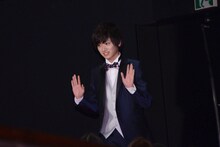 客席通路から入場する定本楓馬。