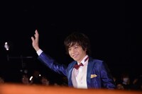 客席通路から入場する椎名鯛造。