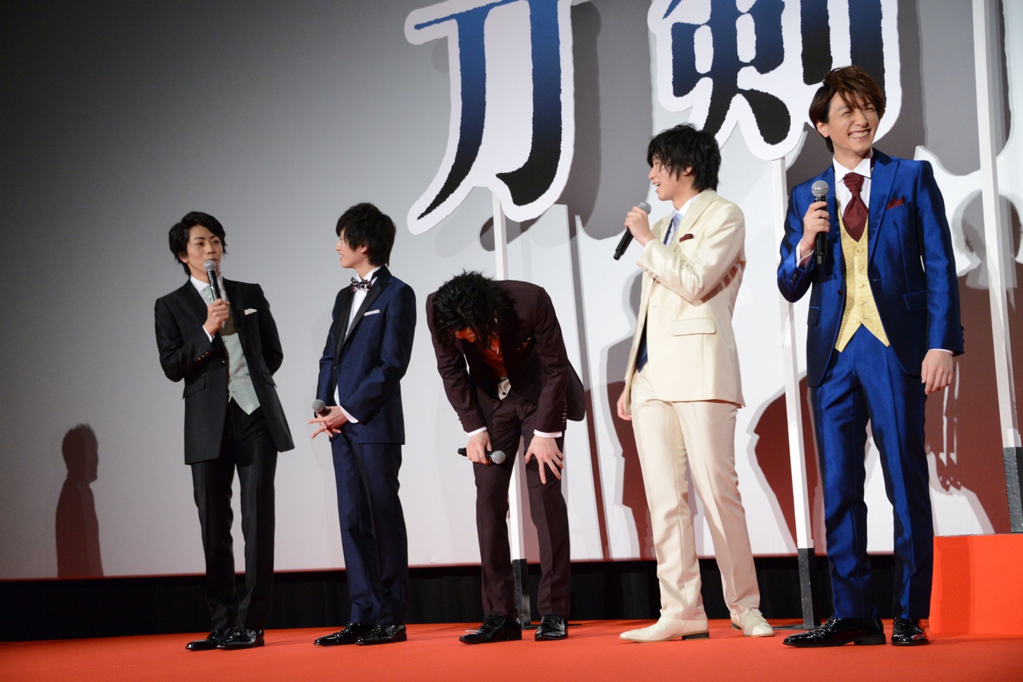 廣瀬智紀（左）の話に爆笑する共演者たち。