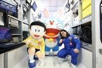 左からのび太、ドラえもん、中岡創一。