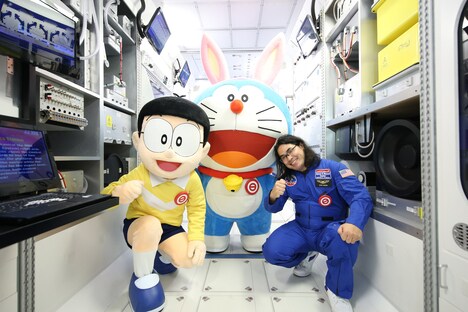 左からのび太、ドラえもん、中岡創一。