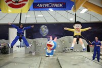 左から中岡創一、ドラえもん、のび太。