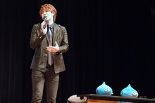 スライムのぬいぐるみと並ぶ宮野真守。