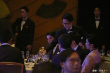 食事を楽しむ岩田剛典（右端）、松坂桃李（右から2番目）、高橋一生（右から3番目）。