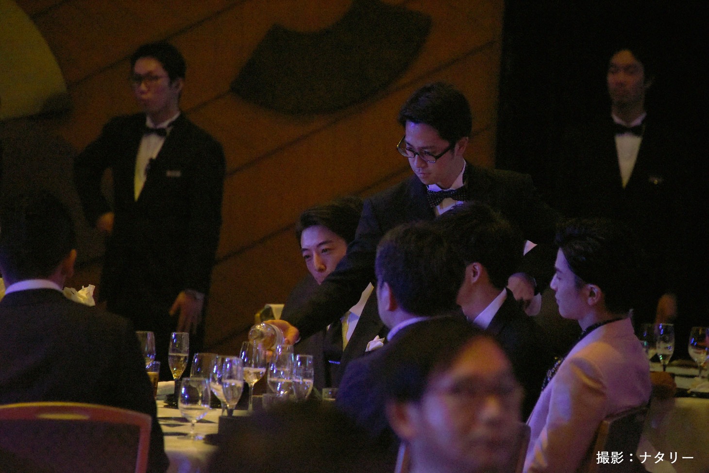 食事を楽しむ岩田剛典（右端）、松坂桃李（右から2番目）、高橋一生（右から3番目）。