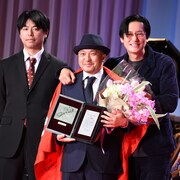 白石和彌が日スポ大賞監督賞を受賞、恩師・若松孝二に感謝「僕を作ってくれた人」