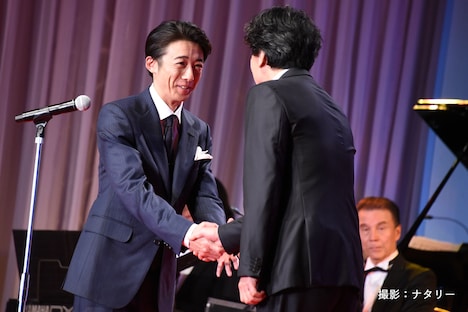 本木克英（右）と握手する高橋一生（左）。