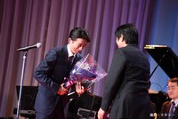 花束を受け取った高橋一生。