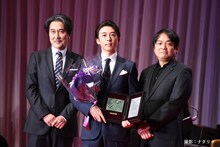 左から役所広司、高橋一生、本木克英。