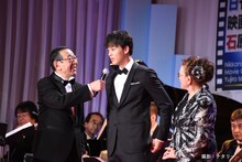 竹内涼真（中央）と石原まき子（右）。