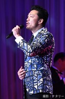 オープニングで歌を披露する金児憲史。