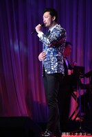 オープニングで歌を披露する金児憲史。