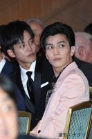 左から松坂桃李、岩田剛典。