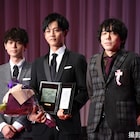 松坂桃李が日スポ大賞で主演男優賞に、菅田将暉は「うちの先輩カッコいい!」