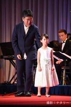 左から是枝裕和、佐々木みゆ。