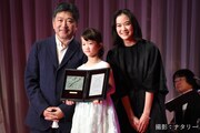 左から是枝裕和、佐々木みゆ、蒼井優。