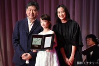 左から是枝裕和、佐々木みゆ、蒼井優。