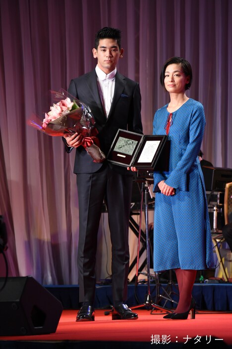 左からUTA、尾野真千子。