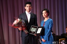 左からUTA、尾野真千子。