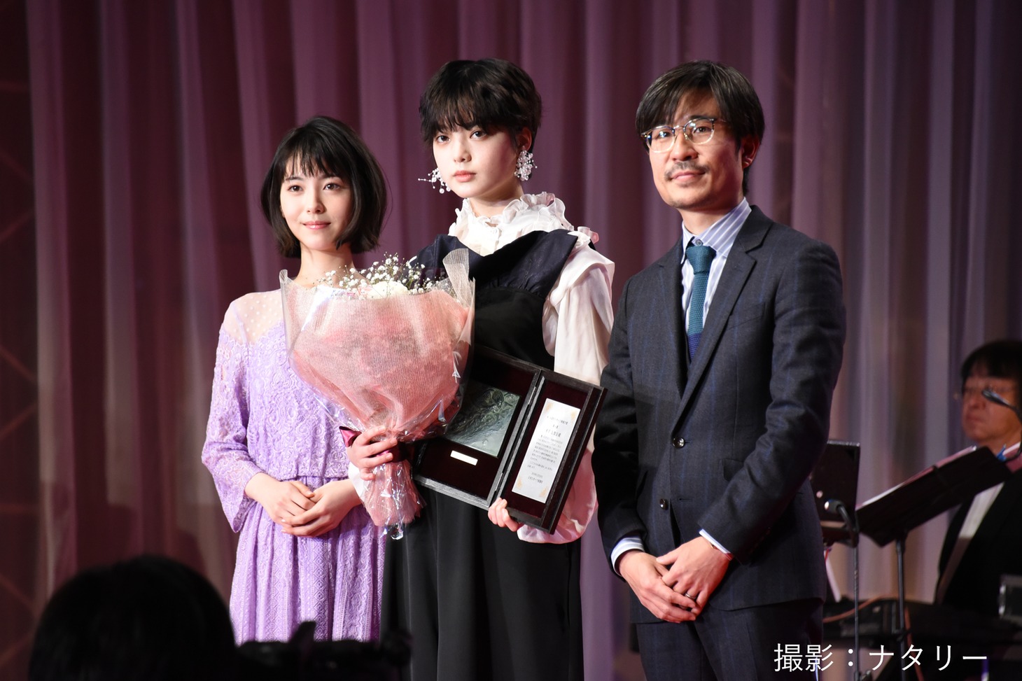 左から浜辺美波、平手友梨奈、月川翔監督。