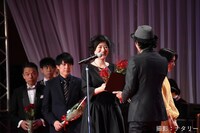 上田慎一郎（右手前）に花束を渡す「カメラを止めるな！」キャストたち。