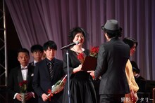 上田慎一郎（右手前）に花束を渡す「カメラを止めるな！」キャストたち。