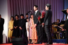 濱津隆之（中央）