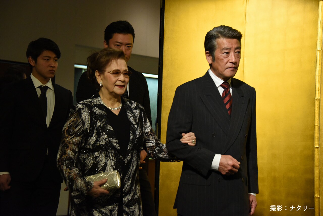 左から石原まき子、神田正輝。