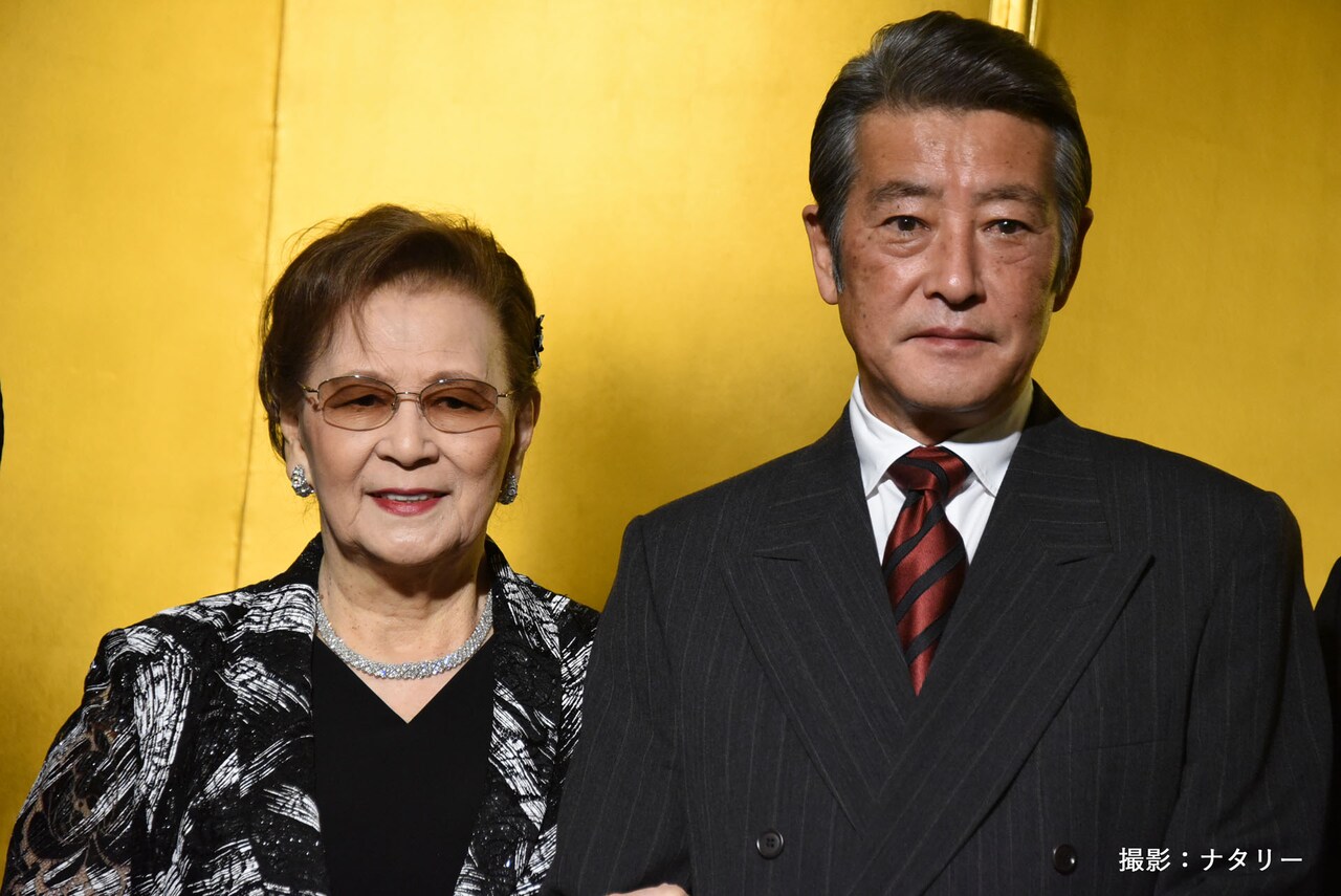 左から石原まき子、神田正輝。