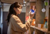 「雪の華」より、中条あやみ演じる美雪。