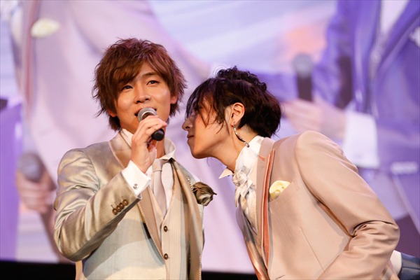 左から安達勇人、蒼井翔太。