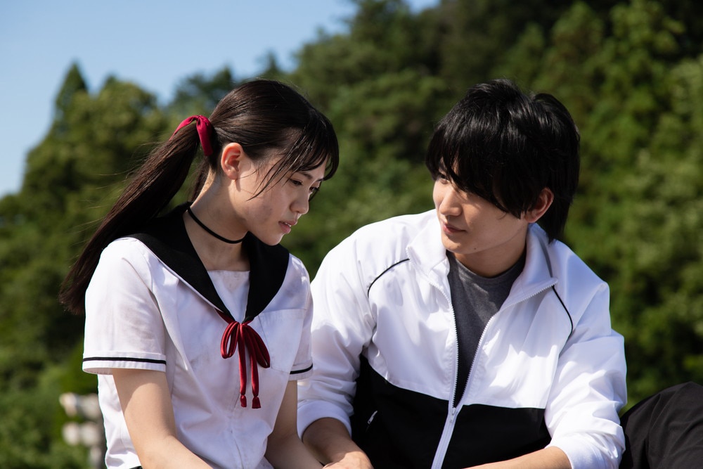 金子大地が阿部菜々実を見つめる、「がっこうぐらし！」新場面写真4枚