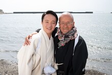 新春ドラマスペシャル「釣りバカ日誌 新米社員 浜崎伝助 瀬戸内海で大漁！結婚式大パニック編」より、左から濱田岳、火野正平。