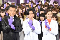 ドラマ「トレース～科捜研の男～」の制作発表会の様子。左から船越英一郎、錦戸亮、新木優子。