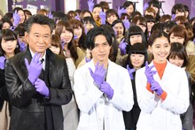 ドラマ「トレース～科捜研の男～」の制作発表会の様子。左から船越英一郎、錦戸亮、新木優子。