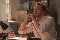 クリス・コイ演じるケヴィン・スウィーニー。