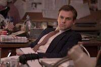 トミー・デューイ演じるジョン・エマーソン。