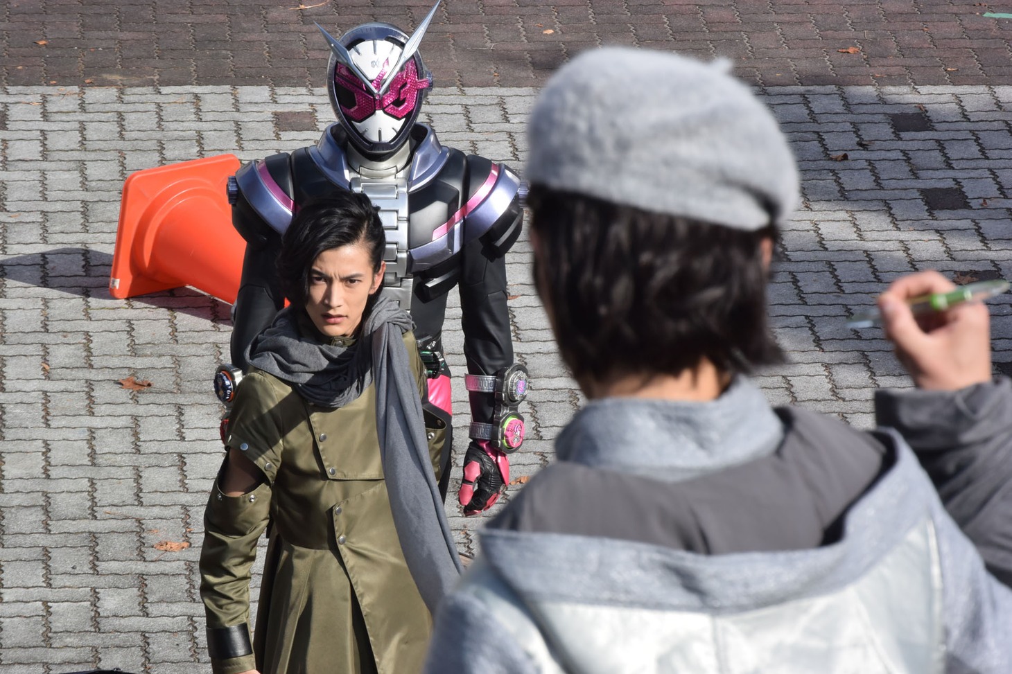 仮面ライダージオウ（奥）と渡邊圭祐演じるウォズ（中央）。