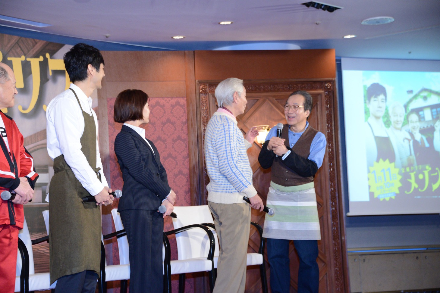 小日向文世（奥）から「近藤真彦」と呼ばれ、詰め寄る近藤正臣（中央右）。