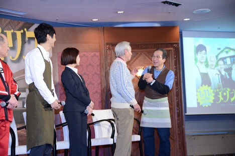 小日向文世（奥）から「近藤真彦」と呼ばれ、詰め寄る近藤正臣（中央右）。